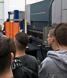 REAC Firma Reac zajmuje się produkcją siłowników, systemów podnoszenia i przechyłu oraz ręcznych urządzeń sterujących stosowanych