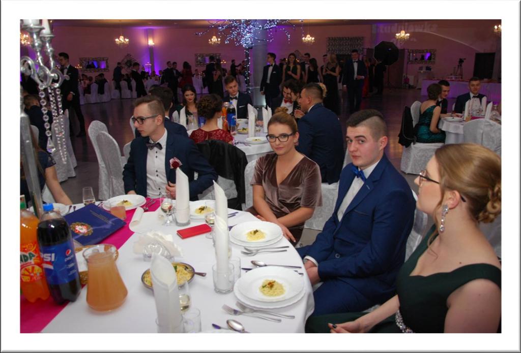 Atrakcją balu był konkurs tańca oraz liczne niespodzianki przygotowane dla maturzystów, m.in.