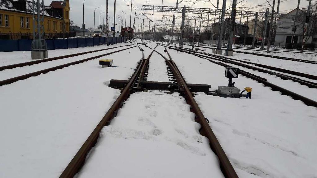 Urządzenia elektrycznego ogrzewania 45 Rys. 1. Wytopiony śnieg w rozjeździe na skutek zamontowanego urządzenia elektrycznego ogrzewania rozjazdów Fig. 1. Melted snow In the turnout as a result of the mounted switch heating electrical 4.