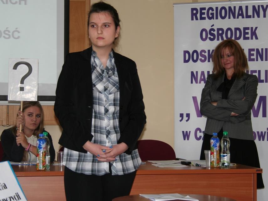 Marszałek debaty ( stoi z boku i praca
