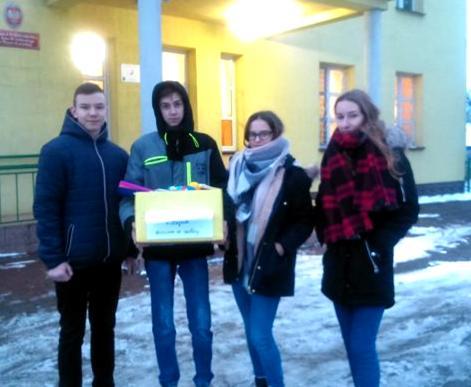 opiekunką panią Jolantą Sokół odwiedzili chorych w Szpitalu w Łapach.