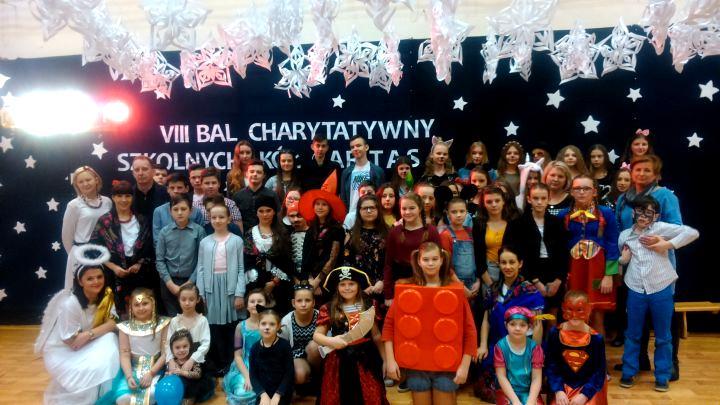 Uczniowie obdarowali chorych własnoręcznie wykonanymi pracami, śpiewali kolędy i