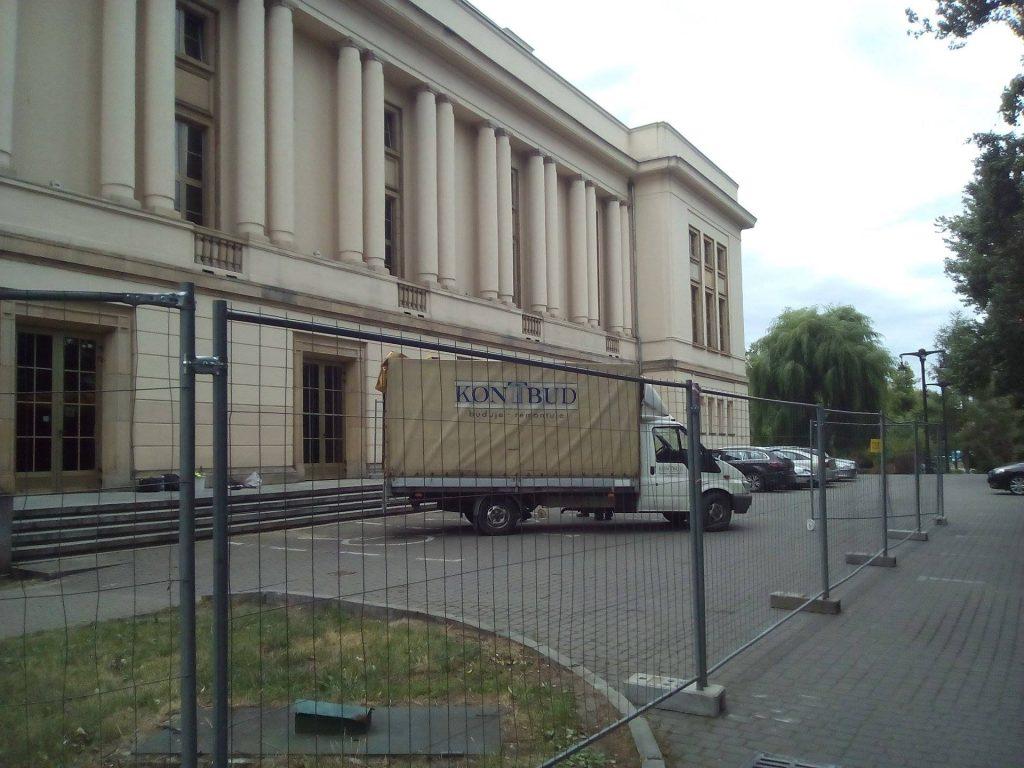 20.06.2018 dyrektor Filharmonii Maciej Puto podpisał z firmą KONTBUD Sp. z o.o. z siedzibą w Bydgoszczy umowę na realizację inwestycji pn.