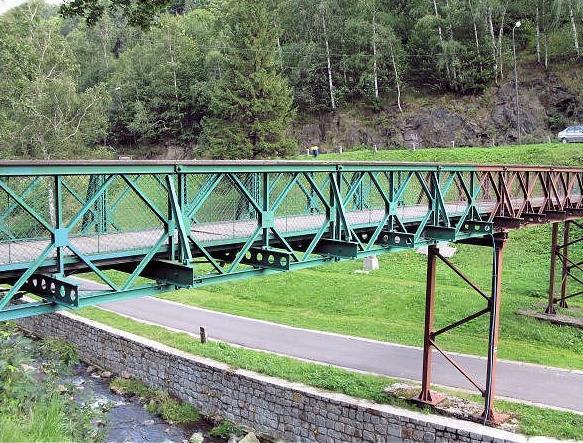 KAMYK Zbigniew 1 DUDEK Krzysztof 2 Koncepcja modułowej kładki dla pieszych do zabezpieczenia sytuacji kryzysowych WSTĘP Przywrócenie komunikacji lokalnej i regionalnej na terenie objętym katastrofą