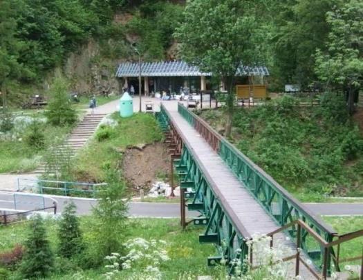 Powodzie, które wystąpiły w ostatnich latach w Polsce [3], [7] i innych rejonach świata [3], [4], zawsze powodowały duże zniszczenia w infrastrukturze transportowej, przez co znacznie utrudniały