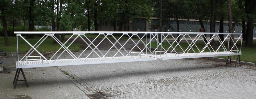 Rys. 3. Pojedynczy segment kładki Rys. 4. Widok dwusegmentowego zestawu kładki 2.