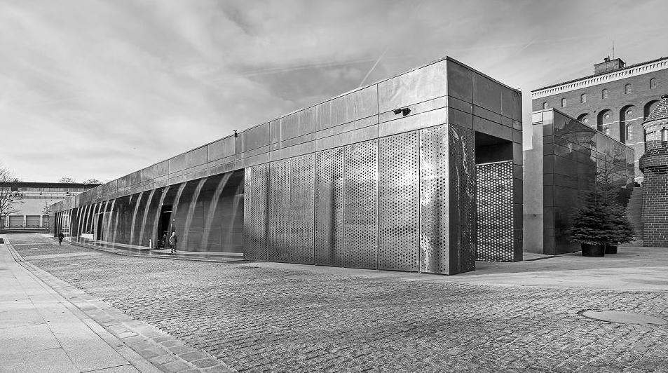 Miedź w architekturze 361 Jednym z wielu przykładów zastosowania miedzi na elewacji jest budynek Centrum Edukacji Ekologicznej Hydropolis z 2015 roku (rys. 1), który znajduje się we Wrocławiu.