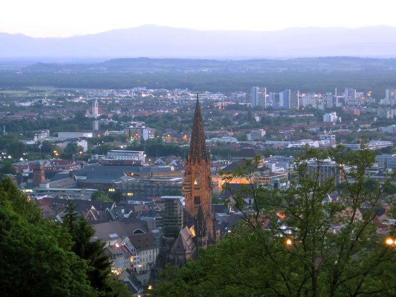 2. Przypadek Freiburga 2.1. Fakty o mieście Freiburg w wybranych liczbach 220.000 Mieszkańców 130.
