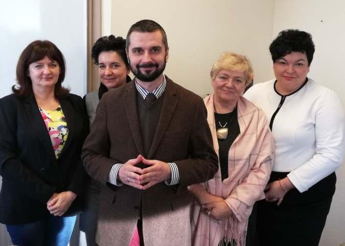 10 PIELĘGNIARSTWO SYTUACJA ZAWODOWA PIELĘGNIAREK I POŁOŻNYCH NA DOLNYM ŚLĄSKU Anna Szafran - Przewodnicząca Dolnośląskiej Okręgowej Rady Pielęgniarek i Położnych we Wrocławiu 20 lutego 2019 r.