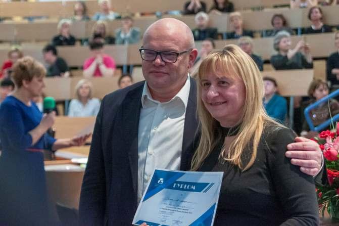 W tej kategorii ocenie podlegała aktywność zawodowa, zakończona w roku 2018, takiej jak: szkolenia kierunkowe (kursy specjalistyczne, dokształcające), szkolenia, konferencje, pisanie artykułów.