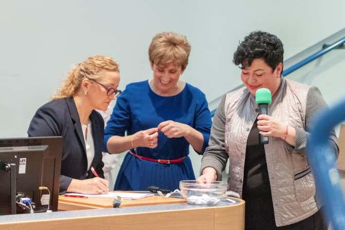 Wręczono nagrody dla trzech Klinik, które zdobyły najwyższą ilość punktów w zakresie rozwoju zawodowego pielęgniarek/położnych/ratowników medycznych.