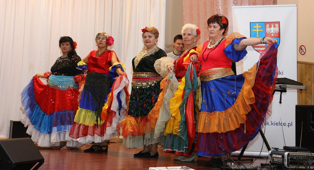 Roztańczeni i rozśpiewani seniorzy w Staszowie 1 19 września 2018 Roztańczeni i rozśpiewani seniorzy w Staszowie Blisko 200 osób uczestniczyło w eliminacjach regionalnych I Świętokrzyskiego Festiwalu