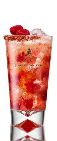 Johnnie Walker Smoky Highball Do wysokiej szklanki wlej 50 ml Johnnie Walker Black Label. Wrzuć kostki lodu. Dopełnij napojem imbirowym (ok. 170 ml).