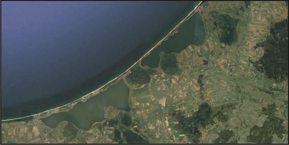 Zadanie 15. Wybrzeże przedstawione na zdjęciu satelitarnym powstało w wyniku zatopienia pasm górskich. zalania dolin polodowcowych. zalania szerokich dolin rzecznych.