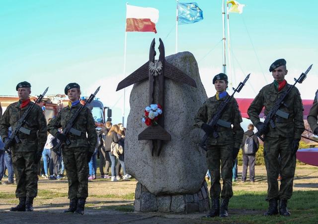 osób duchownych oraz załogi samolotu i funkcjonariuszy Biura Ochrony Rządu. Po uroczystym apelu delegacja Centrum Szkolenia Artylerii i Uzbrojenia udała się do kościoła pw.