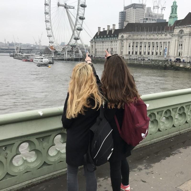 Pobyt w Londynie zaczynamy od zwiedzania najpopularniejszych miejsc - cudowny Big Ben, London Bridge, Hays Gallery itd.