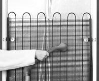 odłączyć urządzenie od sieci elektrycznej; wyjąć produkty i części kompletujące; pozostawić otwarte drzwi urządzenia; umieścić łopatkę i ustawić dowolne naczynie o pojemności nie mniejszej niż 2 l.