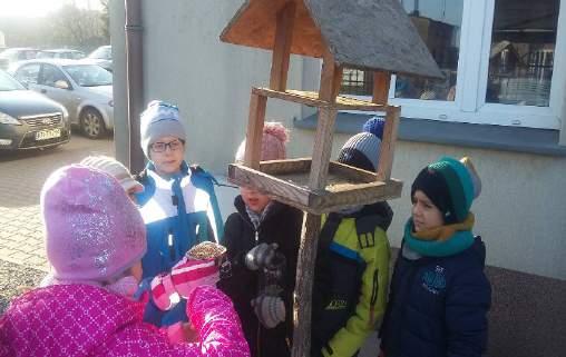 odbywali dyżury w dosypywaniu ziarenek do karmników zawieszonych
