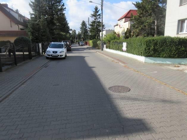 Fot. nr 1-4. Widok ogólny nieruchomości. Opis budynku mieszkalnego.