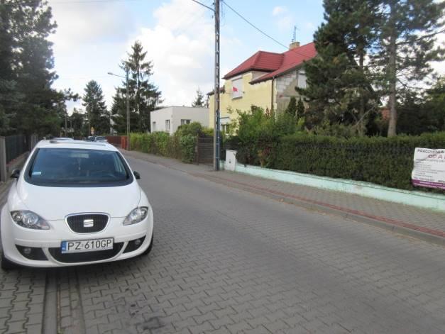 wapienne. Nadproża prefabrykowane. Strop masywny, stropodach masywny kryty papą termozgrzewalną, rynny i rury spustowe z blachy ocynk. Opierzenie z blachy.