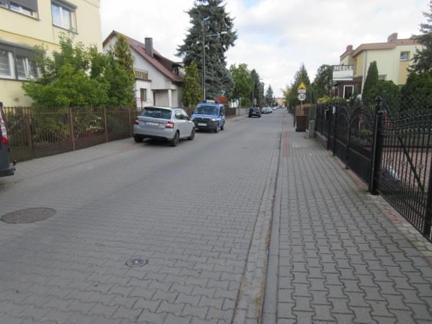 Drzwi wejściowe wzmocnione, drzwi wewnętrzne płycinowe. Posadzki betonowe obłożone panelami oraz płytkami.