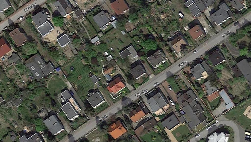 słupkach stalowych, brama i furtka o konstrukcji stalowej, zagospodarowany zielenią ozdobną, trawnikami, w części utwardzony, zabudowany budynkiem