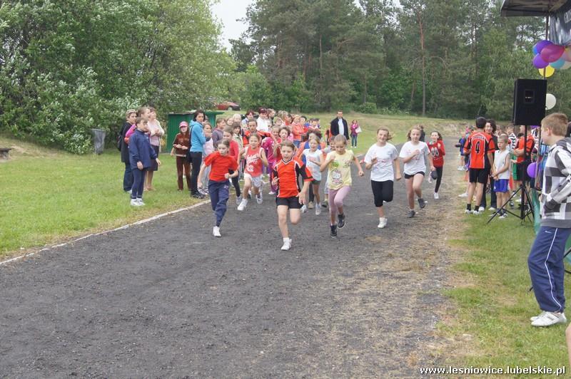 sportowych. Imprezie towarzyszyły przeróżne atrakcje, między innymi: zawody sportowe dla uczniów szkół podstawowych, zawody strzeleckie, trampolina zjeżdżalnia oraz przejażdżki kucykami.