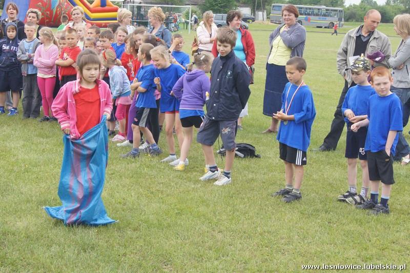 przystąpiono do realizacji kolejnych konkurencji sportowych tj: Slalom sprawnościowy klas I-III: II miejsce: Szkoła Podstawowa w Sielcu Rzut