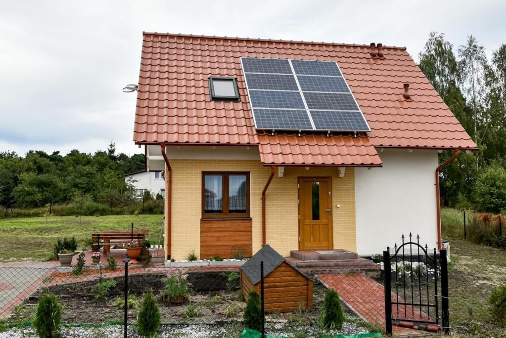 Na dole znajduję się duży salon z którego można bezpośrednio wyjść na ogród. Na parterze znajduje się też łazienka oraz kuchnia. Na piętrze są 3 pokoje oraz większa łazienka.