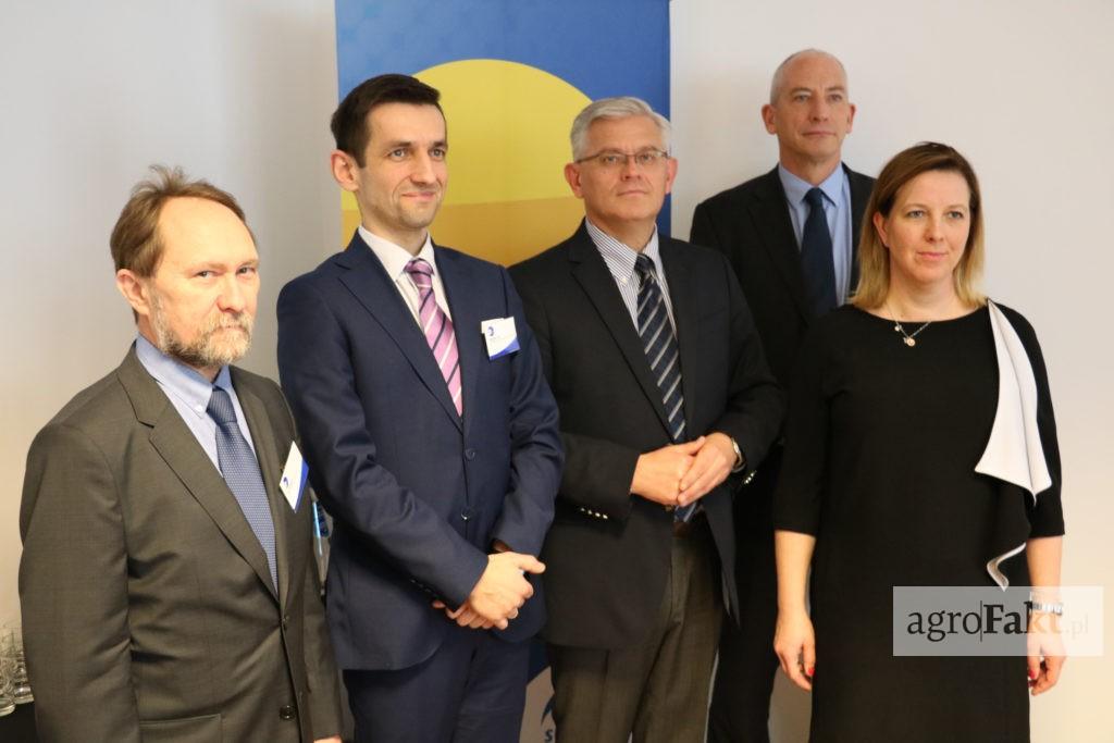 https://www. fot. Renata Struzik, Obecni podczas konferencji przedstawiciele Sumi Agro oraz dr hab. inż prof. nadzw. Wojciech Pusz z Uniwersytetu Przyrodniczego w Poznaniu.