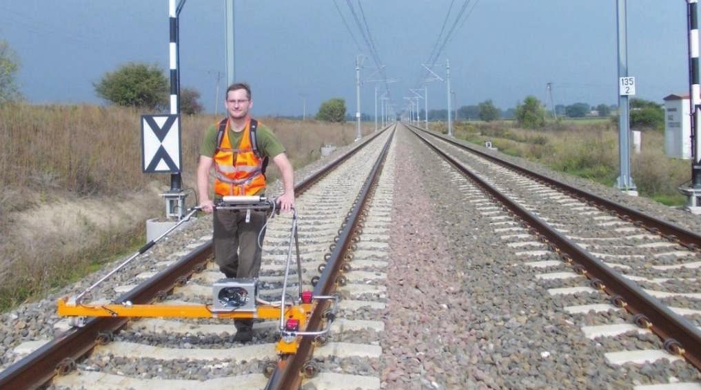 com Streszczenie: W artykule opisano przebieg prac badawczych i rozwojowych podjętych w celu opracowania innowacyjnego inercyjnego toromierza elektronicznego do pomiaru strzałek toru.