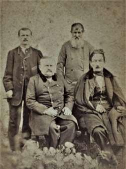 138 Zdjęcie 18 Powstańcy 1863 roku, Władysław Łysakiewicz stoi pierwszy od lewej podpis zdjęcia dokonany przez synową Marię Łysakiewicz. Zdjęcie ze zbiorów Marii Koźmińskiej.