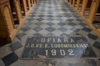 85 Uchanie (-1902-1908-; poczta Wojsławice) 635. W 1902 roku sfinansował położenie posadzki w kościele r.l. w Uchaniach 636. Zdjęcie 11 Rok 2011, 16 czerwca. Napis na posadzce w kościele r.l. w Uchaniach (foto Anna Litwin).