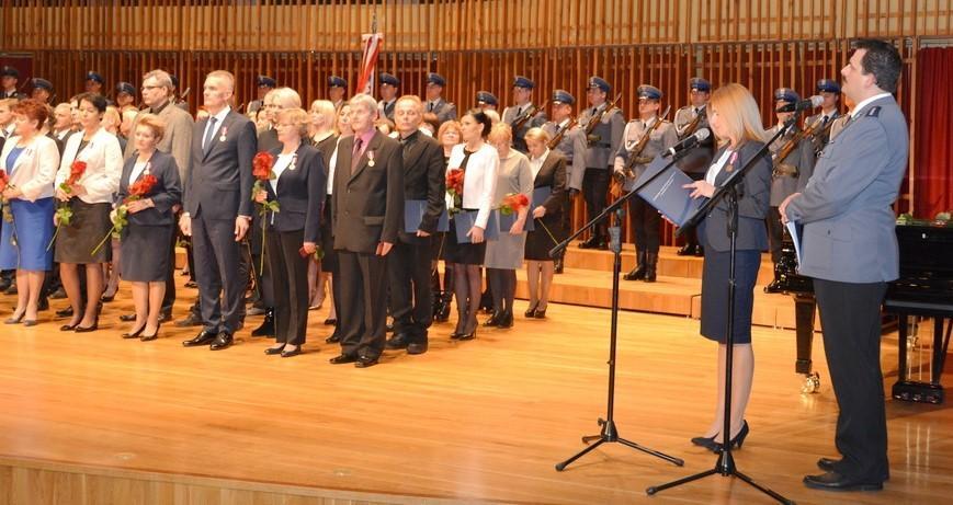 65 pracowników Policji z okazji Święta Służby Cywilnej otrzymało listy gratulacyjne oraz nagrody finansowe.