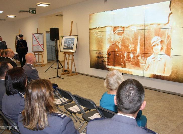 Ekspozycja zawiera też zdjęcia ze święta Policji Państwowej, które od 1927 r. było obchodzone 11 listopada ze Świętem Niepodległości.