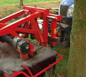 By umożliwić czołowej kosiarce pracę we wszystkich warunkach, i by zagwarantować odpowiednią pracę na pochyłościach, siłownik hydrauliczny umożliwia przesuwanie się kosiarki o 15