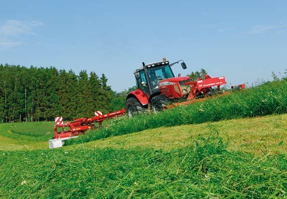 Trzpień służący do regulacji płyty spulchniacza znajduje się z przodu kosiarki.