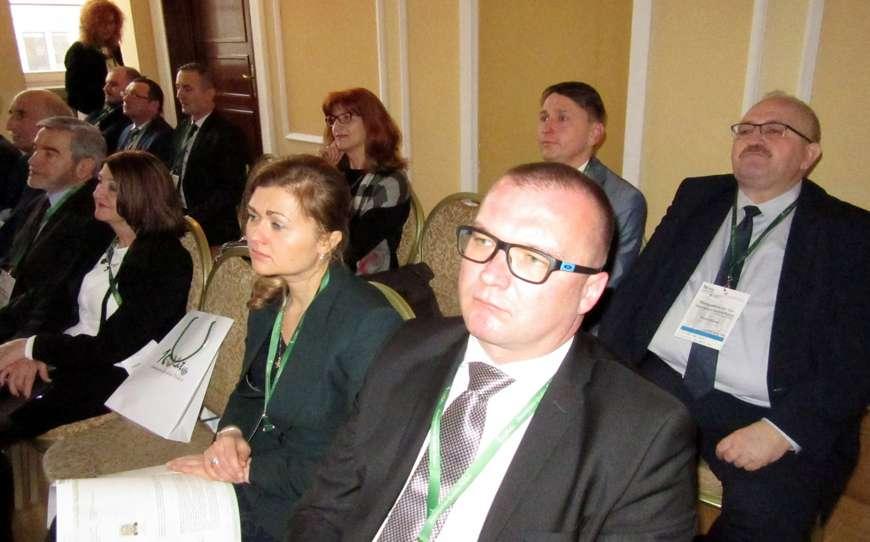 Jolanta Orlińska, Jerzy Albin; Uczestnicy jubileuszowej uroczystości, w drugim rzędzie z prawej Wiesław Potrapeluk Marszałek Województwa Mazowieckiego Nadał Stowarzyszeniu