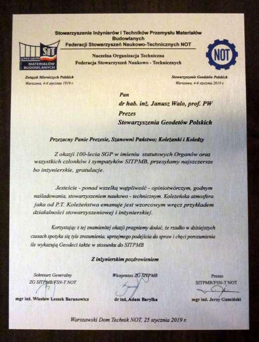 Jerzy Gumiński przekazuje Januszowi