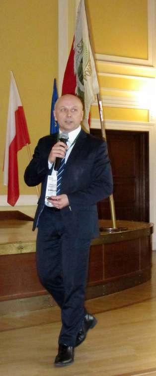 Mówca przywołał najważniejsze kierunki działań oraz na zmiany zachodzące w sposobie postrzegania i działalności geodetów, także ich organizacji wczoraj, dzisiaj i w przyszłości.