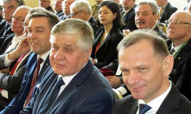 Na pierwszym planie Dorota Zawieska; Od prawej Janusz Walo, Krzysztof Jurgiel, Zbigniew Gryglas Poseł Zbigniew Gryglas podziękował za możliwość uczestniczenia w świętowaniu stulecia organizacji,