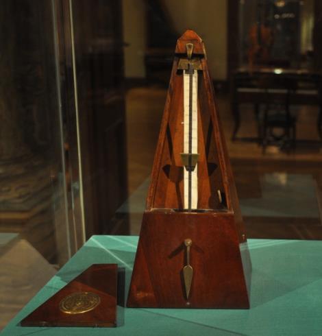 Rysunek 1.3.6. Metronom konstrukcji niemieckiego inżyniera von Johann Nepomuk Mälzel (1815) obecnie w Muzeum Historii Sztuki w Wiedniu.