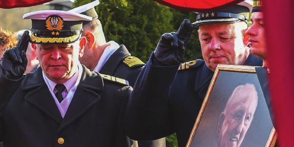 kmdr Zbigniew Rećko. Kapitan marynarki w st. spocz. Aleksander Pawelec spoczął na Cmentarzu Marynarki Wojennej w Gdyni-Oksywiu, przy ukochanej żonie Stanisławie, wśród dawnych towarzyszy broni.