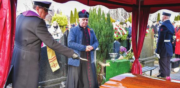 Weterana pożegnano w asyście honorowej Kompanii Reprezentacyjnej Marynarki Wojennej i Orkiestry Reprezentacyjnej Marynarki Wojennej. W uroczystości uczestniczył inspektor Marynarki Wojennej wiceadm.