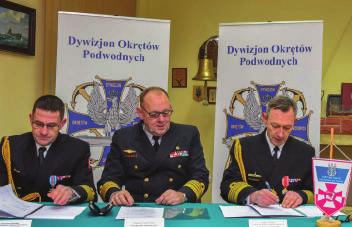 Tadeusz Mikutel, reprezentujący Dowódcę Generalnego RSZ gen. bryg. Piotr Żurawski, reprezentujący Inspektora MW kmdr Jarosław Skrzyszewski, zastępca dowódcy COM-DKM kmdr Andrzej Ogrodnik, dowódca 3.