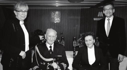 wspomnień o młodej, dopiero kiełkującej, przedwojennej Gdyni oraz o piekle wojny.