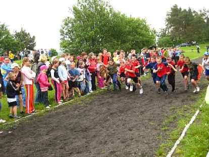 Następnie rozpoczęły się sportowe zmagania 4 szkół podstawowych w następujących konkurencjach: Biegi masowe Zorganizowane były dla wszystkich uczestników w kategoriach poszczególnych klas w podziale