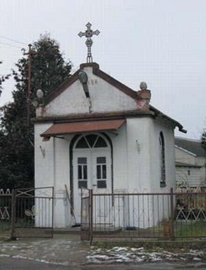 w miejscu wcześniejszej, drewnianej kapliczki z 1874 r.