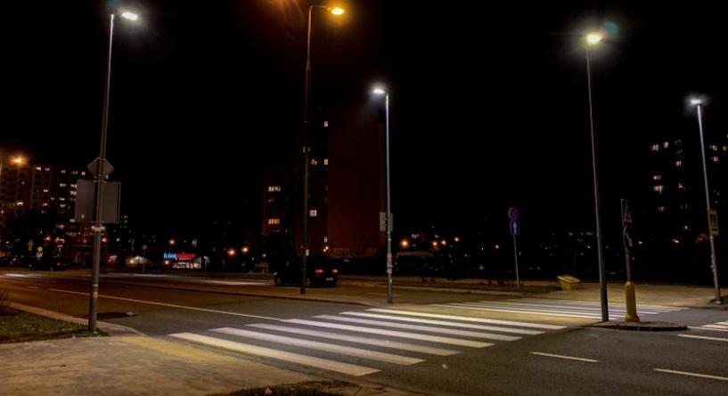 poprzez doświetlenie przejść odpowiednimi lampami LED. Nowe oświetlenie pojawi się także na odcinku ok. 600 m wzdłuż ciągu pieszo-jezdnego przy ul. Nowoursynowskiej (od obiektów SGGW do ul.