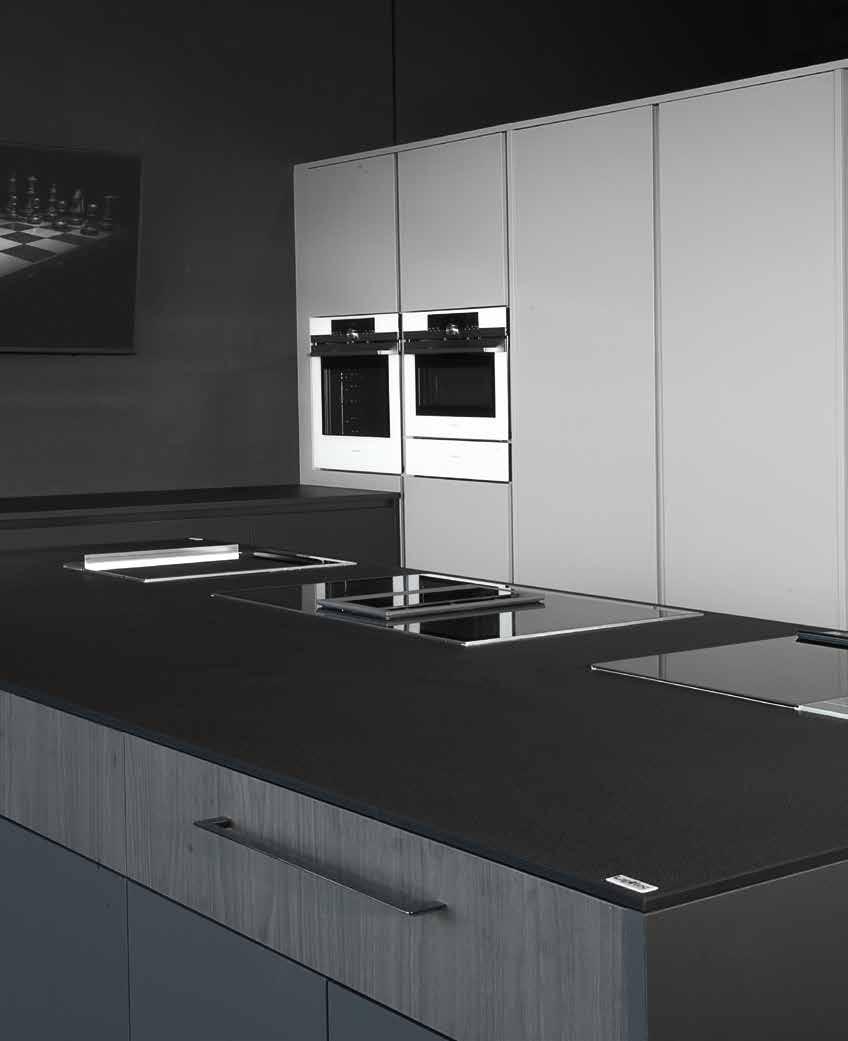 Kitchen top Nero Assoluto Vesuvio IT DESIGN PERFORMANTE Un materiale dalle mille virtù, che trova perfetta collocazione nei piani cucina: la superficie delle lastre non assorbe, è facilissima da